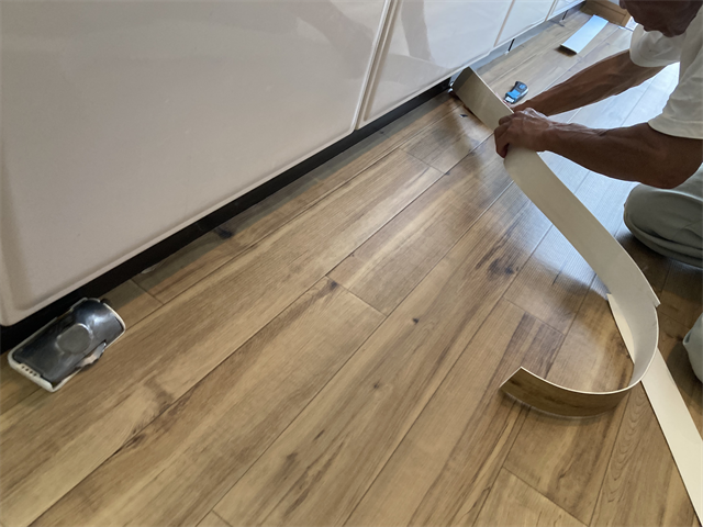 キッチン下のクッションフロアのカット