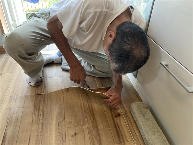 床下収納庫蓋部分のクッションフロアカット