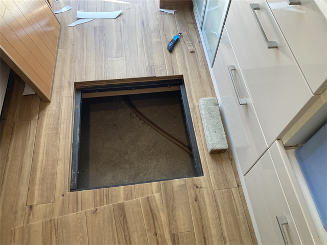 枠を取り外してある床下収納庫