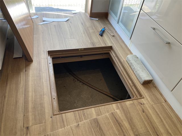 枠を取り付けた後の床下収納庫