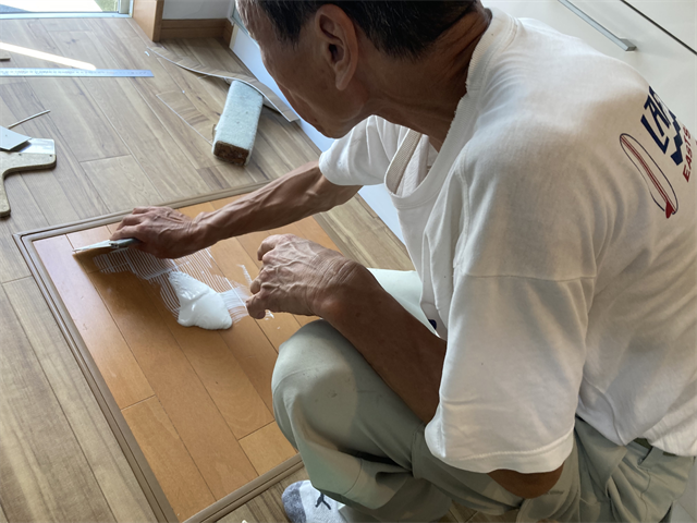 床下収納庫の蓋部分に接着剤を塗布