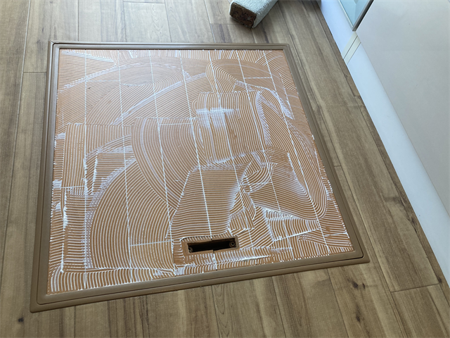 接着剤の塗布が完了した床下収納庫の蓋