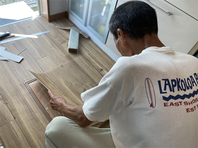 床下収納庫の上にクッションフロアを敷設