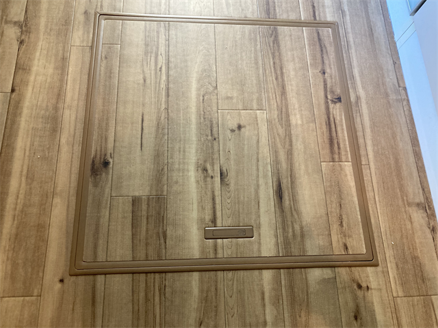 クッションフロアの敷設が完了した床下収納庫の蓋