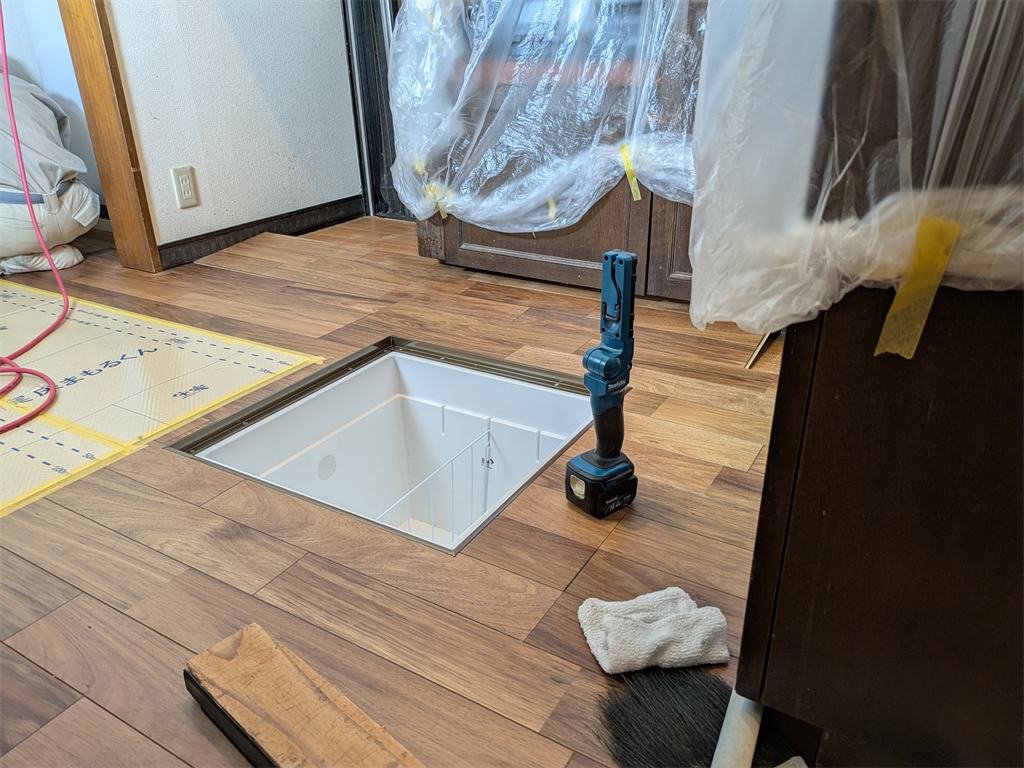 新しい床下収納庫への交換