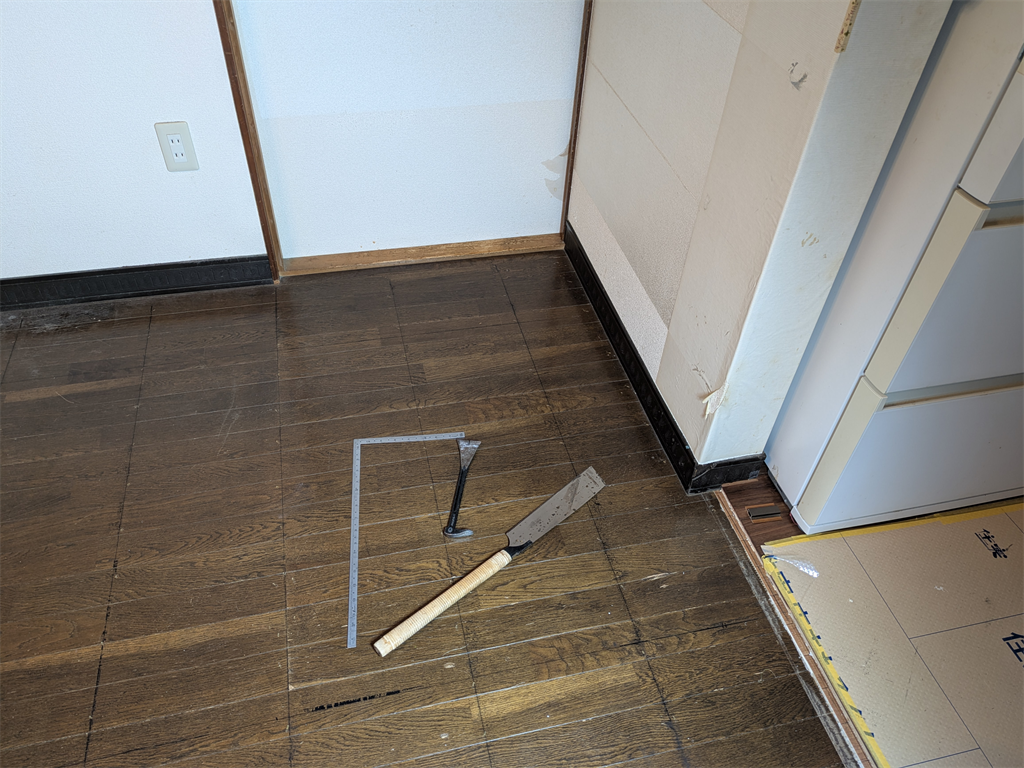 ビスの増し締め前の印をつけた既存床