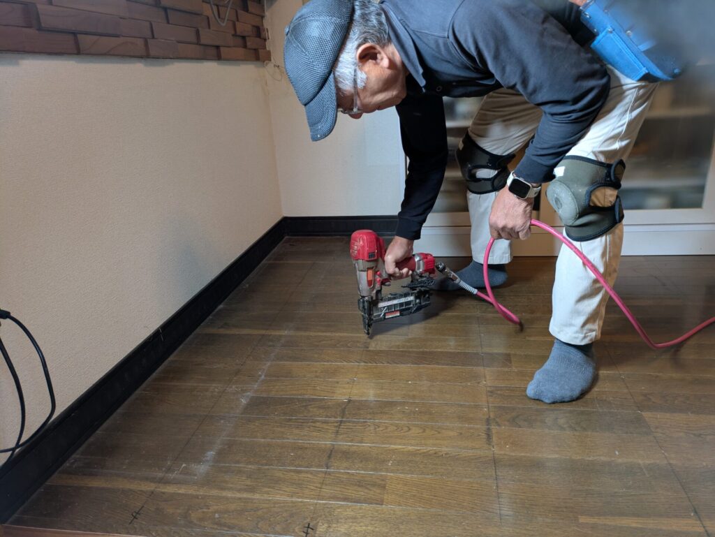 釘の増し締めをする職人