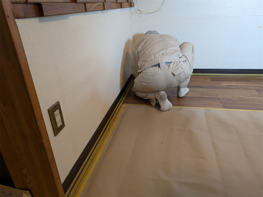 マスキングテープを貼る職人