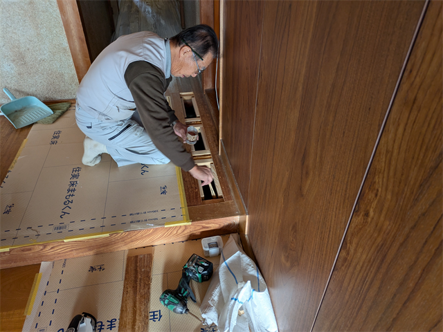 シロアリ対策をする職人