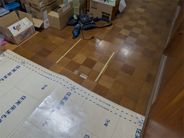 床開口のために印付け（マスキングテープ）