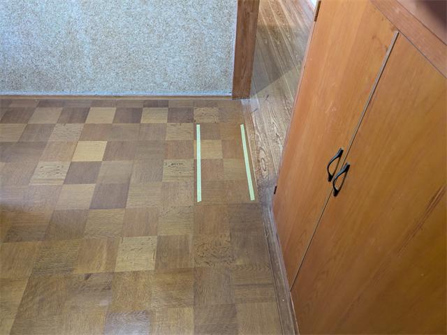 床開口のために印付け(マスキングテープ)