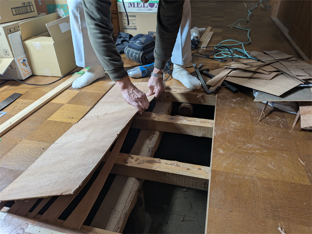 表面が剥がれてしまったパーケットフローリング