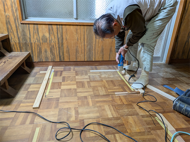 カッターによる床の開口