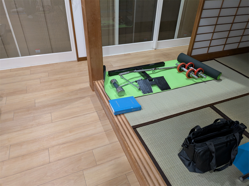 和室の小上がりに置かれたダンベル