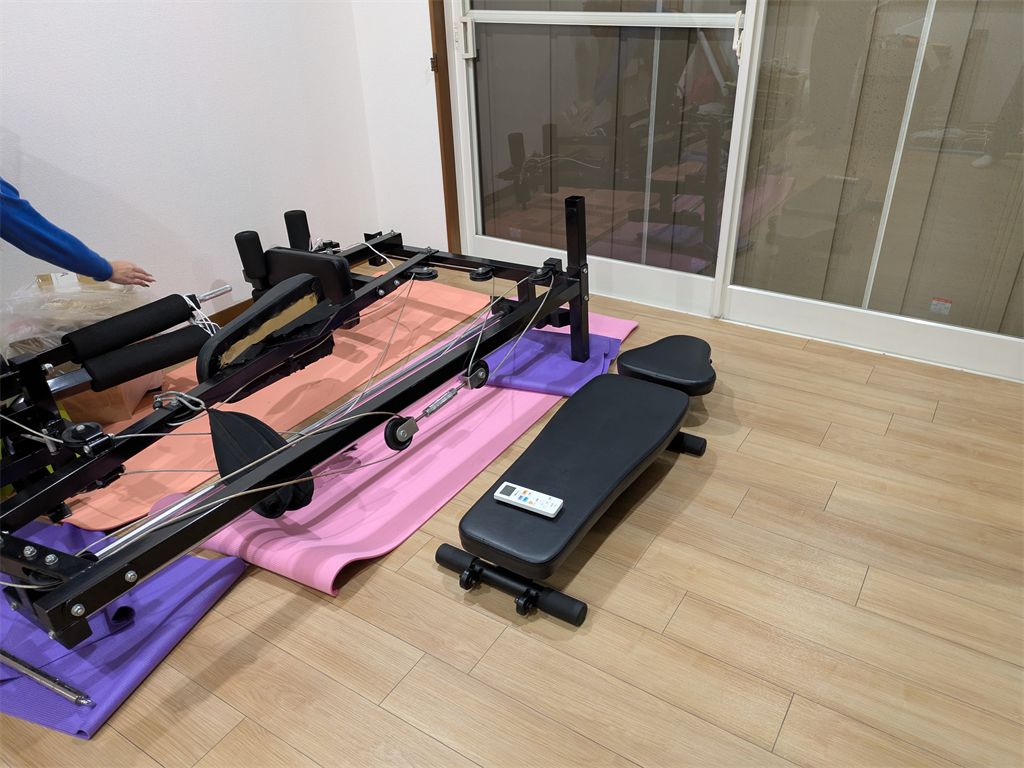 筋トレ道具が並べられた床