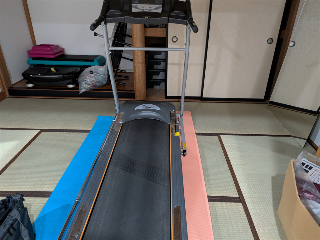 和室に置かれたランニングマシーン
