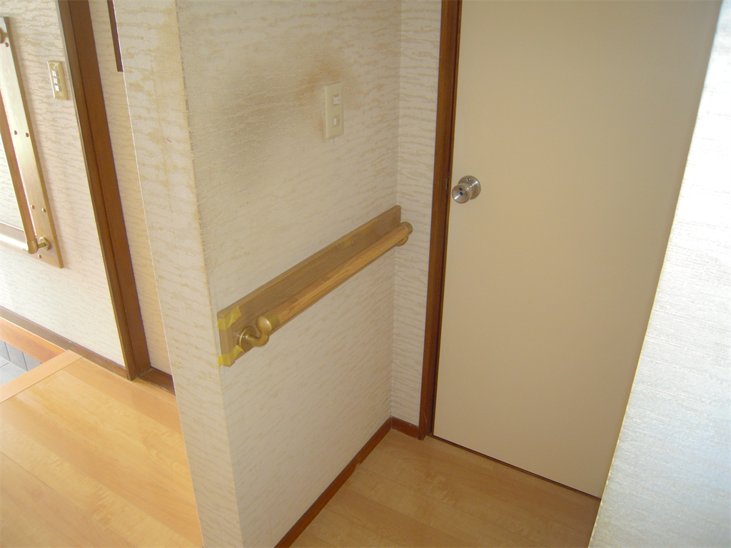 トイレの入り口手すり設置後
