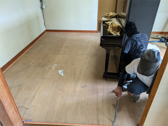 カーペットの釘を取り除く職人