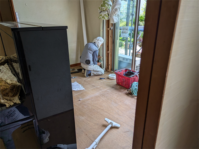冷媒管カバーを取り外す職人