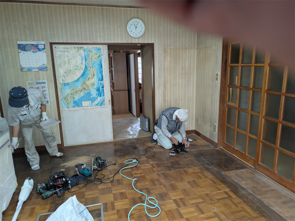 電動丸ノコで床の解体開始