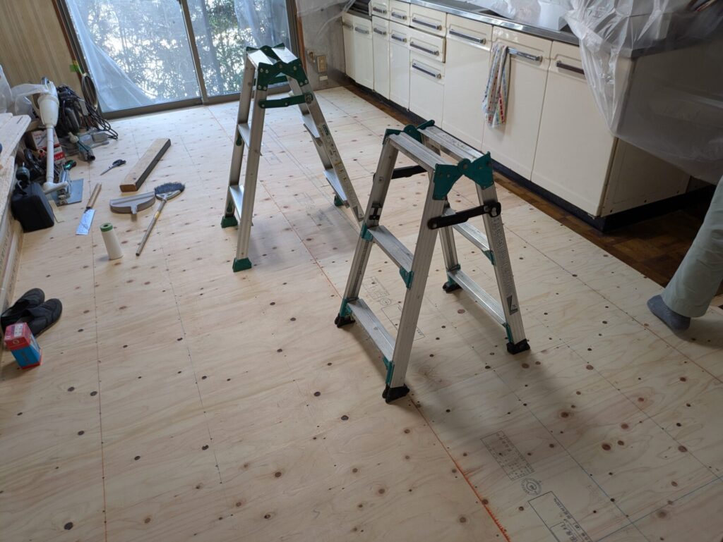 下地合板捨て貼り後のキッチンの床