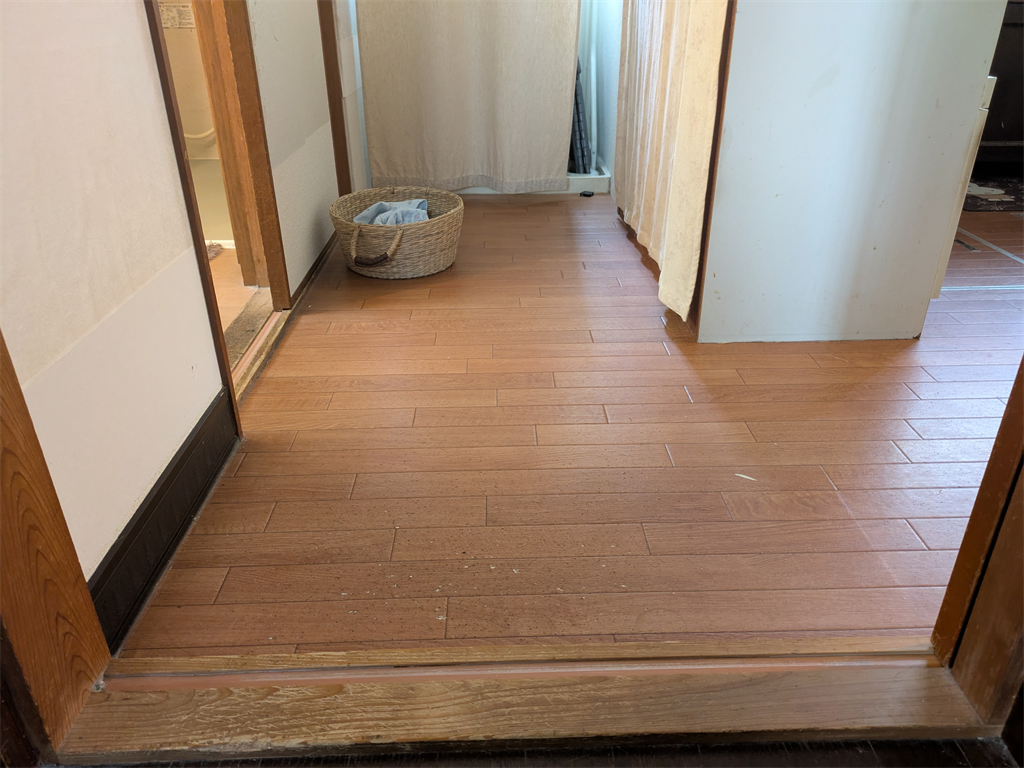 台所の入口部分のブカブカする床