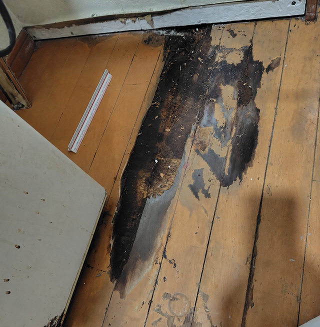 冷蔵庫下の穴が空いてしまった床