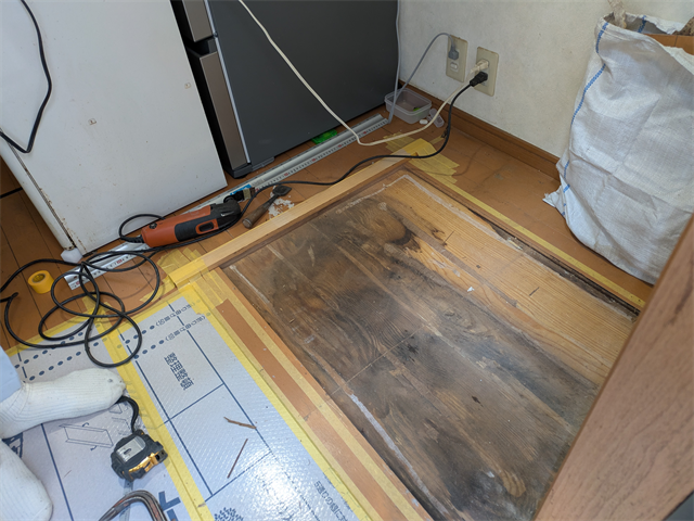 水漏れが変色した床の下地