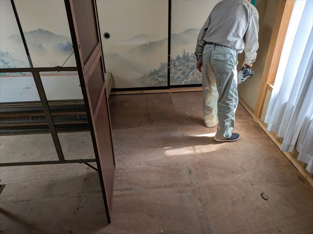 現場の掃除する職人