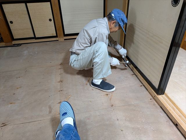 下地合板を撤去する職人