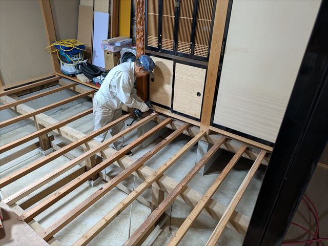 根太の増し打ちをする職人