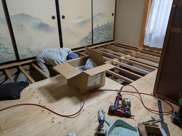 竹炭を敷き詰める職人