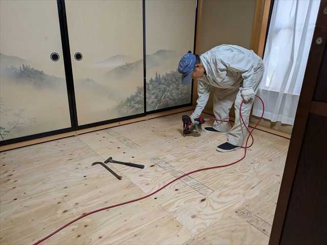 下地合板の捨て貼り