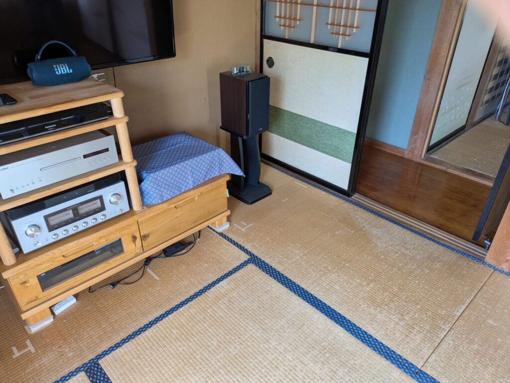 畳の上のオーディオ