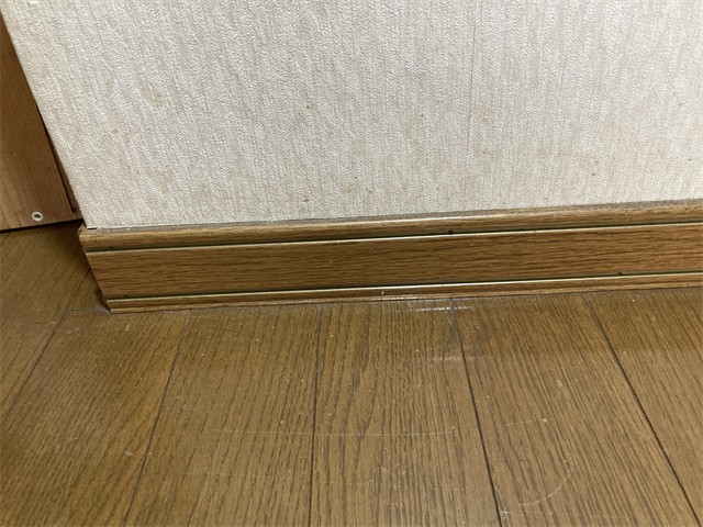 リフォーム前の廊下巾木の状態