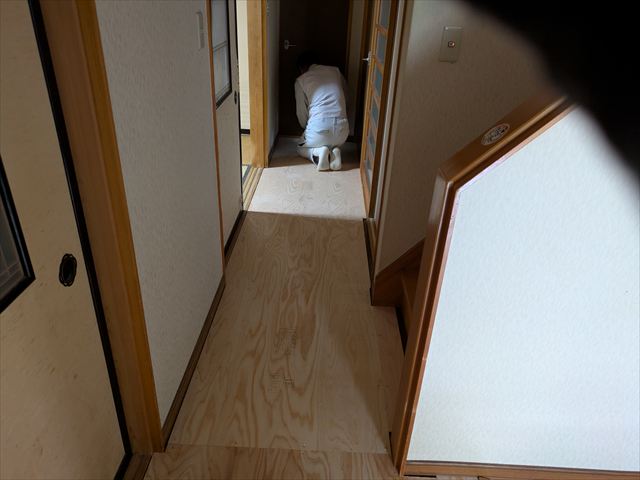 応急処置で合板を敷設