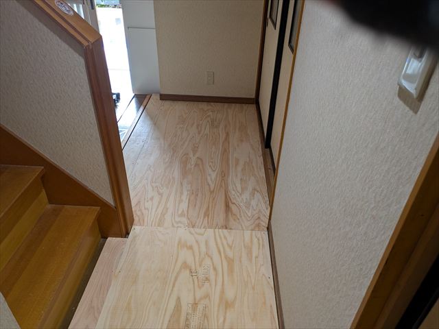 廊下の床の応急処置完了