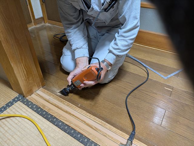 カッターによるフローリングのカット
