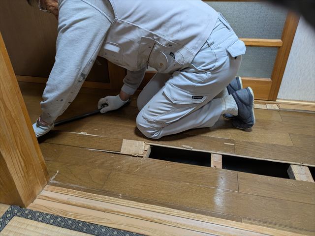 既存の廊下の床(フローリング)撤去