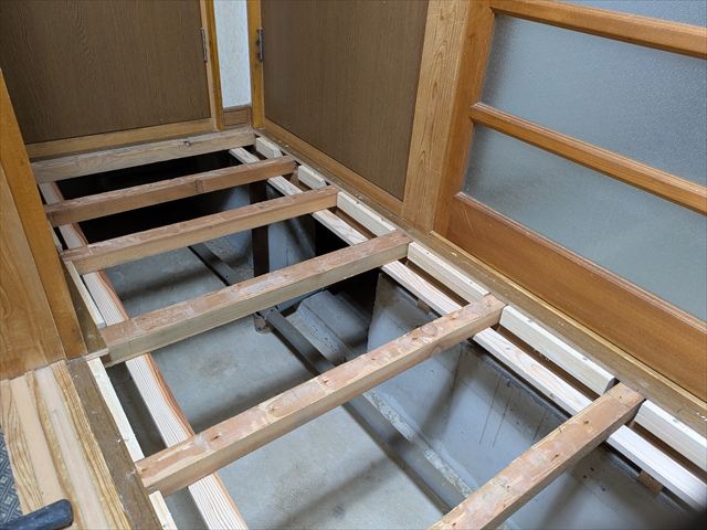 断熱材の受け