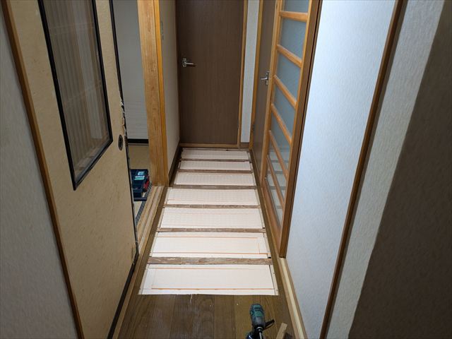 廊下の床に断熱材施工完了