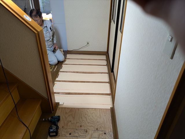 廊下の床下断熱材施工完了