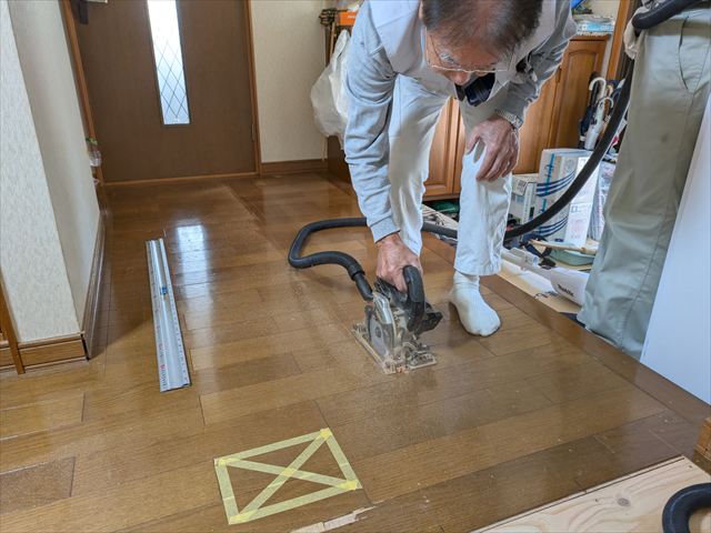 玄関ホールの床の撤去
