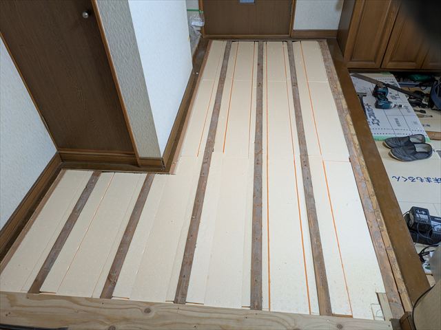 玄関ホールへの断熱材施工完了