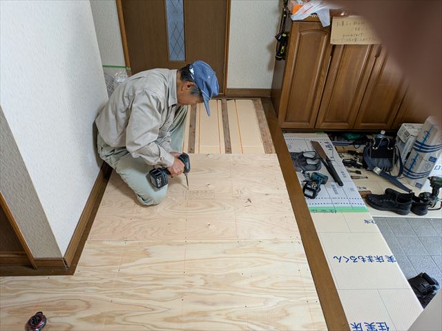 玄関ホールに下地合板の捨て貼り
