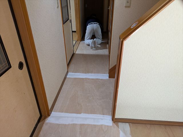廊下のパテ塗り作業