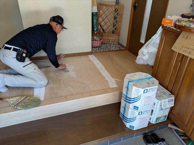 下地合板の凸凹補修をする職人