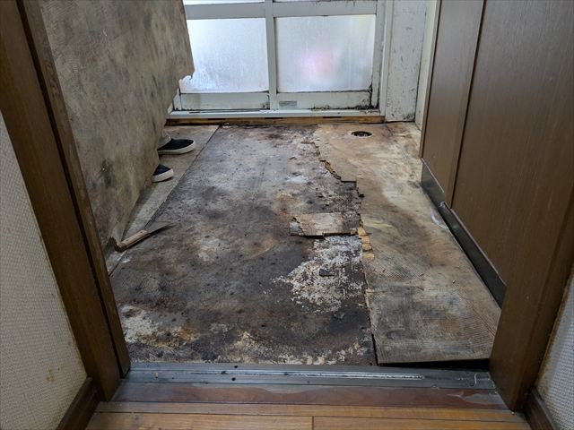 水漏れ被害を受けた床の下地