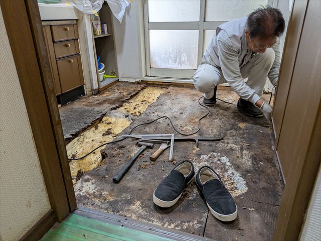 水漏れした床の解体
