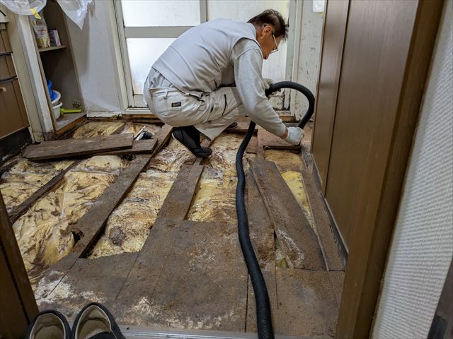 床の解体中の掃除